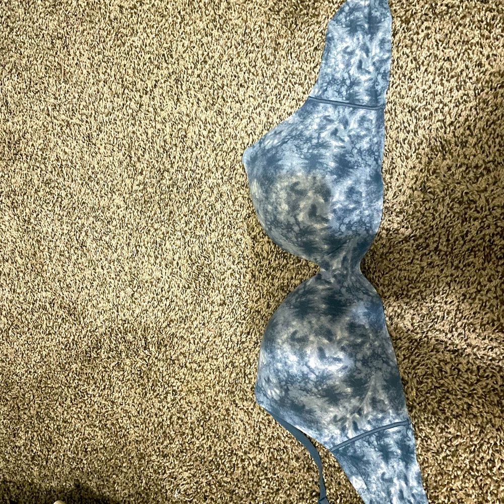 Victoria’s Secret bra “Incredible, padded, no wire”